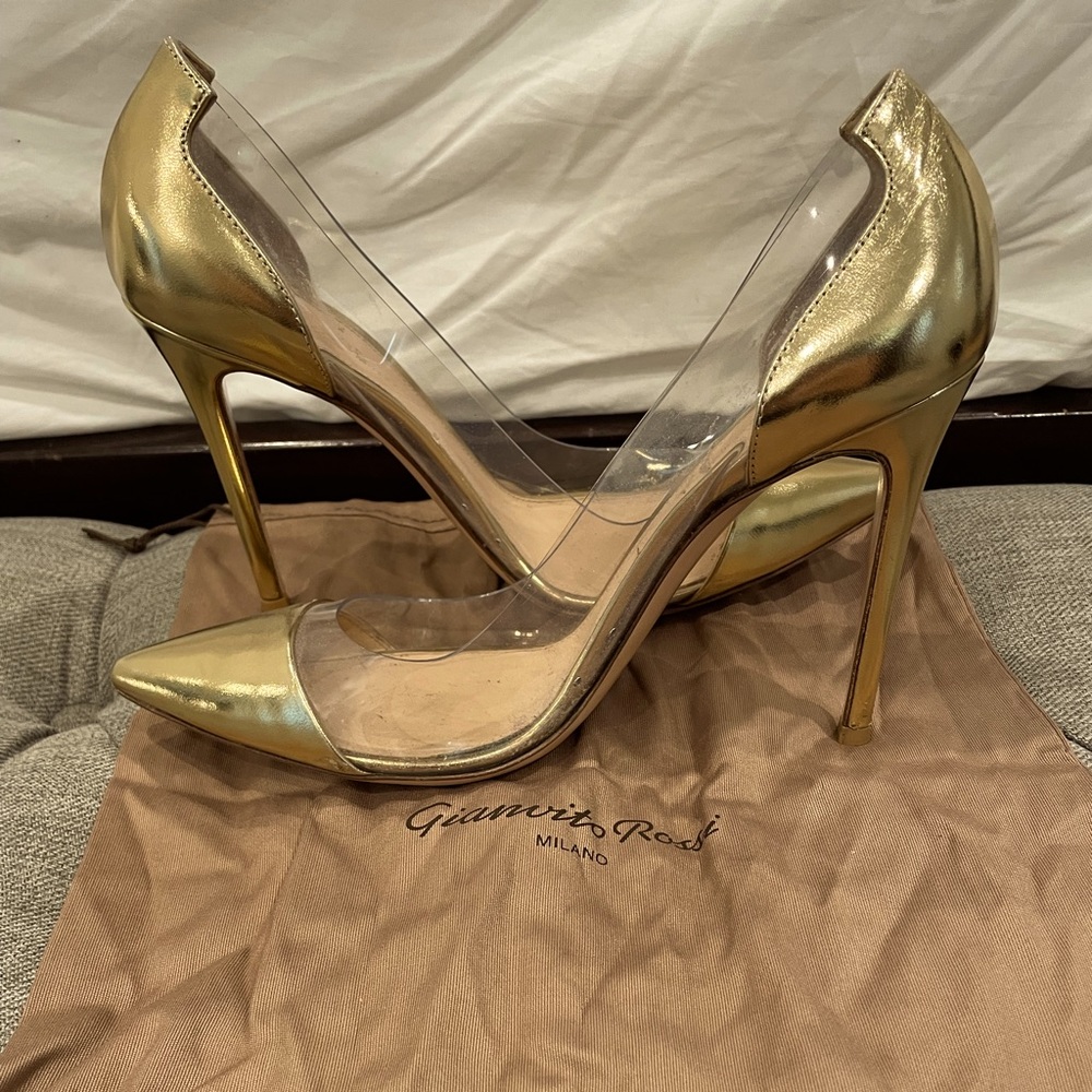 Gianvito Rossi Plexi Pumps in Gold